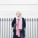 Going make up free on a chilly day and bundling up in the worlds cosiest scarf is one of life's greatest feelings ❄️