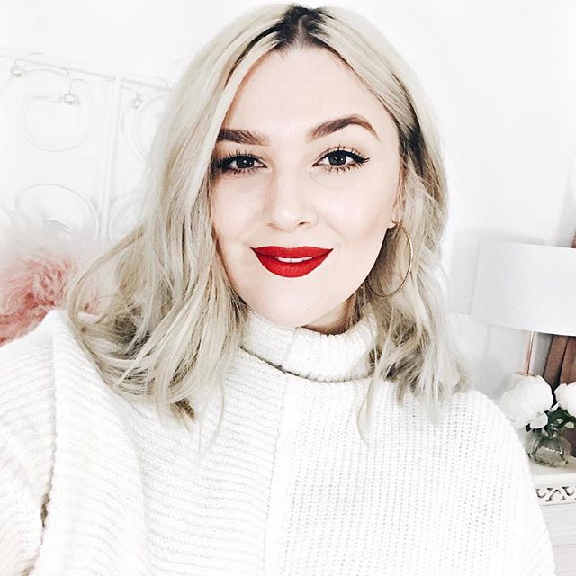 Back in a red lip! There's a new monthly favourites video up on my channel! Link in my bio ❤️